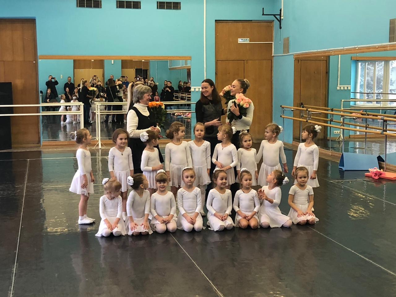 Tatiana Samoshkina with young ballet students and colleagues in a Moscow dance studio